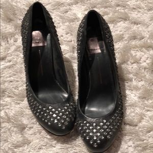 Black pumps with sparkle accent